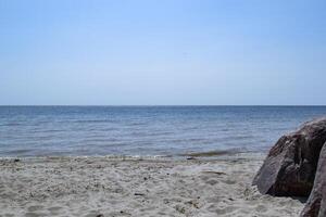 Seelandschaft von Azov Meer. Nein einer auf das Strand. schön Küste. foto
