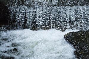 das Strom von Wasser. Wasser Textur. foto