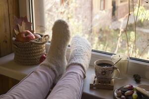 Frau entspannend mit Tasse von Kaffee beim heim. foto