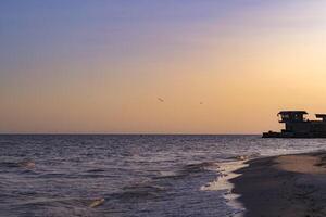 Sonnenuntergang Strand. schön Sonnenuntergang auf das verlassen Strand. foto