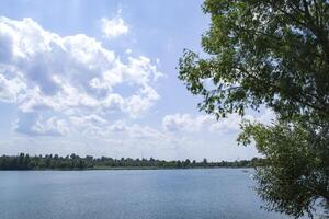 schön Blau See. Sommer- Landschaft. das Schönheit von Natur. foto