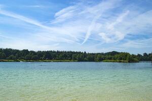 ein azurblau Wasser im Wald See. Sommer- Landschaft foto