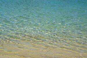 azurblau Küste. sauber Wasser. Sommer- Strand im Sonnenschein. foto