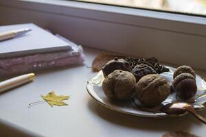 Snacks mit Dekoration durch Herbst Blätter foto