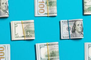 farbiger hintergrund mit geld amerikanischen hundertdollarscheinen oben wiev mit kopienraum für ihren text im geschäftskonzept foto