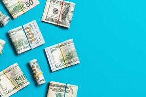Haufen von hundert US-Dollar-Scheinen Geld auf farbigem Hintergrund oben wiev mit Kopierraum für Ihren Text im Finanzkonzept foto