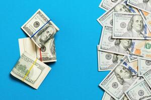 Amerikanisches Geld auf Draufsicht des farbigen Hintergrundes, mit leerem Platz für Ihr Textgeschäftsgeldkonzept. einhundert-dollar-scheine mit stapel bargeld foto