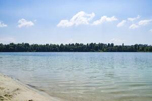 schön Blau See. Sommer- Landschaft. das Schönheit von Natur. foto