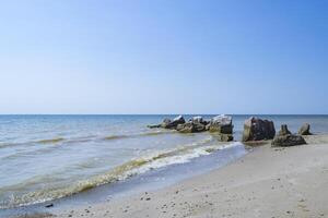 Seelandschaft von Azov Meer. Nein einer auf das Strand. schön Küste. foto