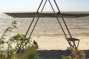 ein Laube mit Bänke auf das Strand. schön Meereslandschaft. das Platz zum ausruhen. foto