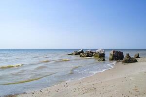 Seelandschaft von Azov Meer. Nein einer auf das Strand. schön Küste. foto