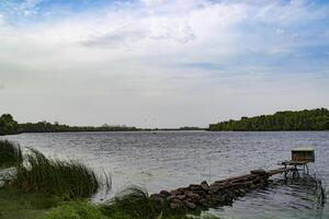 Jahrgang Fischer Platz beim das Fluss. foto