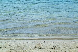 azurblau Küste. sauber Wasser. Sommer- Strand im Sonnenschein. foto