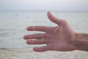 das Sand ist Gießen von männlich Hände. foto