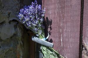 Strauß von Lavendel auf das sperren von Jahrgang Tür. foto