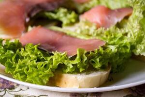 das Sandwiches mit Lachs. Makro Schuss. foto