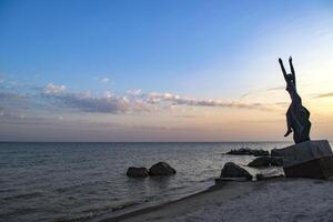 das Galatea Statue auf das Sonnenuntergang Strand Meer von Asow. schön Sonnenuntergang auf verlassen Strand Azov Meer. foto