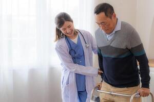 asiatisch jung Krankenschwester Unterstützung Senior älter Mann gehen mit Gehhilfe. schön Krankenschwester Hilfe und nehmen Pflege. Alten reifen Opa geduldig tun physisch Therapie mit ein Gruppe von Senior freunde im Krankenhaus. foto