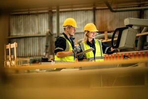 Schauspielerei Ingenieur Arbeitskräfte Stehen zu Steuerung Panel schalten. Menschen funktioniert beim schwer Maschine beim Industrie Fabrik. mit Maschinen Ausrüstung Pflanze Technologie. Clever Industrie Arbeiter Betriebs. foto