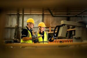 Schauspielerei Ingenieur Arbeitskräfte Stehen zu Steuerung Panel schalten. Menschen funktioniert beim schwer Maschine beim Industrie Fabrik. mit Maschinen Ausrüstung Pflanze Technologie. Clever Industrie Arbeiter Betriebs. foto