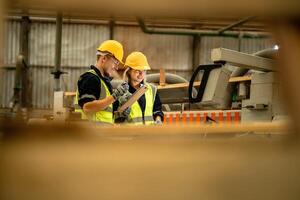 Schauspielerei Ingenieur Arbeitskräfte Stehen zu Steuerung Panel schalten. Menschen funktioniert beim schwer Maschine beim Industrie Fabrik. mit Maschinen Ausrüstung Pflanze Technologie. Clever Industrie Arbeiter Betriebs. foto