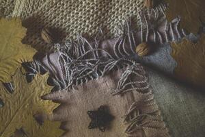 warm Schals, Gelb Blätter und Walnüsse. Herbst Hintergrund. foto