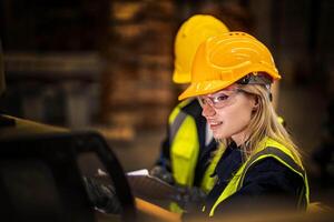 Fabrik Ingenieur Frau Stehen Vertrauen zu Steuerung Panel schalten. Arbeiter funktioniert beim schwer Maschine beim Industrie Fabrik. mit Maschinen Ausrüstung Pflanze Technologie. Clever Industrie Arbeiter Betriebs. foto