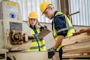 Arbeiter Tischler Arbeiten im Maschinen zu Schnitt Holz Holz. Mann und Frau sind basteln mit Holz im ein Werkstatt. zwei Handwerker oder Handwerker Arbeiten mit Zimmermann Werkzeuge oder elektrisch Maschinen. foto