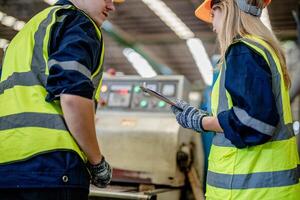 Arbeiter Tischler Arbeiten im Maschinen zu Schnitt Holz Holz. Mann und Frau sind basteln mit Holz im ein Werkstatt. zwei Handwerker oder Handwerker Arbeiten mit Zimmermann Werkzeuge oder elektrisch Maschinen. foto