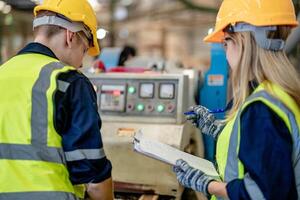 Arbeiter Tischler Arbeiten im Maschinen zu Schnitt Holz Holz. Mann und Frau sind basteln mit Holz im ein Werkstatt. zwei Handwerker oder Handwerker Arbeiten mit Zimmermann Werkzeuge oder elektrisch Maschinen. foto