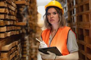 Frau Arbeiter Zimmermann tragen Sicherheit Uniform und schwer Hut Arbeiten und Überprüfung das Qualität von hölzern Produkte beim Werkstatt Herstellung. Mann und Frau Arbeitskräfte Holz im dunkel Warenhaus Industrie. foto