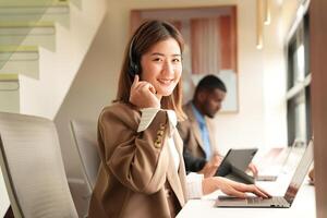 asiatisch Operator Arbeiten im Büro. jung freundlich Operator Frau Agent mit Headsets Arbeiten im ein Anruf Center. foto