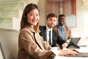 asiatisch Operator Arbeiten im Büro. jung freundlich Operator Frau Agent mit Headsets Arbeiten im ein Anruf Center. foto