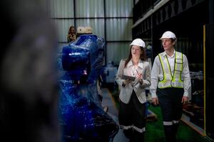 Geschäft Frau und Mann Treffen und Überprüfung Neu Maschine Roboter. Ingenieur Gehen beim Warenhaus Industrie Maschine. Geschäft Verhandlung Konzepte und Technologie. Frau ist mit Clever Tablette zu Geschenk Mann. foto