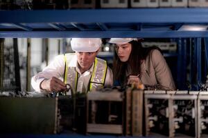 Techniker Ingenieure Mannschaft Überprüfung das Maschine und Instandhaltung Service. Arbeitskräfte suchen beim schonen Teile im Lager beim Warenhaus Fabrik. Arbeiter mit ein Checkliste suchen auf Teil von Maschine Teile. foto