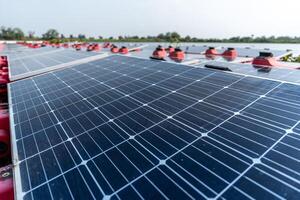 schwebend Solar- Paneele auf Wasser See. Solar- Paneele beim Sonne Licht. sauber Energie zum Zukunft Leben. industriell verlängerbar Energie von Grün Leistung. foto