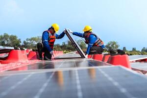 männlich Arbeitskräfte Reparatur schwebend Solar- Paneele auf Wasser See. Ingenieure konstruieren auf Seite? ˅ schwebend Solar- Paneele beim Sonne Licht. sauber Energie zum Zukunft Leben. industriell verlängerbar Energie von Grün Leistung. foto