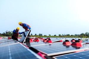 männlich Arbeitskräfte Reparatur schwebend Solar- Paneele auf Wasser See. Ingenieure konstruieren auf Seite? ˅ schwebend Solar- Paneele beim Sonne Licht. sauber Energie zum Zukunft Leben. industriell verlängerbar Energie von Grün Leistung. foto