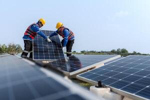 männlich Arbeitskräfte Reparatur schwebend Solar- Paneele auf Wasser See. Ingenieure konstruieren auf Seite? ˅ schwebend Solar- Paneele beim Sonne Licht. sauber Energie zum Zukunft Leben. industriell verlängerbar Energie von Grün Leistung. foto