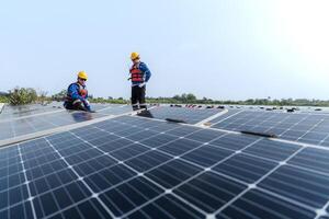 männlich Arbeitskräfte Reparatur schwebend Solar- Paneele auf Wasser See. Ingenieure konstruieren auf Seite? ˅ schwebend Solar- Paneele beim Sonne Licht. sauber Energie zum Zukunft Leben. industriell verlängerbar Energie von Grün Leistung. foto