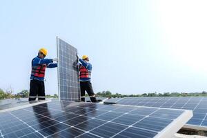 männlich Arbeitskräfte Reparatur schwebend Solar- Paneele auf Wasser See. Ingenieure konstruieren auf Seite? ˅ schwebend Solar- Paneele beim Sonne Licht. sauber Energie zum Zukunft Leben. industriell verlängerbar Energie von Grün Leistung. foto