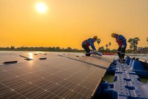 männlich Arbeitskräfte Reparatur schwebend Solar- Paneele auf Wasser See. Ingenieure konstruieren auf Seite? ˅ schwebend Solar- Paneele beim Sonne Licht. sauber Energie zum Zukunft Leben. industriell verlängerbar Energie von Grün Leistung. foto