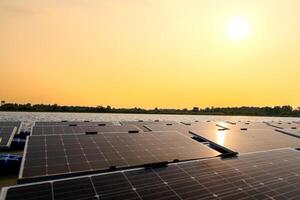 schwebend Solar- Paneele auf Wasser See. Solar- Paneele beim Sonne Licht. sauber Energie zum Zukunft Leben. industriell verlängerbar Energie von Grün Leistung. foto