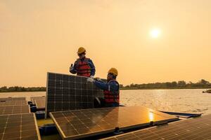 männlich Arbeitskräfte Reparatur schwebend Solar- Paneele auf Wasser See. Ingenieure konstruieren auf Seite? ˅ schwebend Solar- Paneele beim Sonne Licht. sauber Energie zum Zukunft Leben. industriell verlängerbar Energie von Grün Leistung. foto