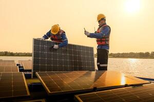 männlich Arbeitskräfte Reparatur schwebend Solar- Paneele auf Wasser See. Ingenieure konstruieren auf Seite? ˅ schwebend Solar- Paneele beim Sonne Licht. sauber Energie zum Zukunft Leben. industriell verlängerbar Energie von Grün Leistung. foto