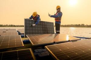 männlich Arbeitskräfte Reparatur schwebend Solar- Paneele auf Wasser See. Ingenieure konstruieren auf Seite? ˅ schwebend Solar- Paneele beim Sonne Licht. sauber Energie zum Zukunft Leben. industriell verlängerbar Energie von Grün Leistung. foto