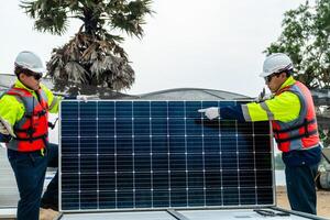 Arbeitskräfte Techniker sind Arbeiten zu konstruieren Solar- Paneele System auf Konstruktion Seite? ˅. Ingenieure sind Überprüfung Vor installieren Solar- Photovoltaik Panel System. verlängerbar sauber Energie Technologie Konzept. foto