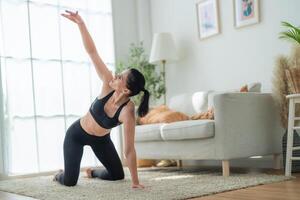 schließen oben Frauen zuversichtlich Ausbildung Yoga. sportlich Frauen im Sportbekleidung tun Fitness Dehnen Übungen beim Zuhause im das Leben Zimmer. Sport und Erholung Konzept. Yoga Lehrer ist Portion Mädchen. foto