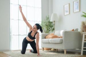 schließen oben Frauen zuversichtlich Ausbildung Yoga. sportlich Frauen im Sportbekleidung tun Fitness Dehnen Übungen beim Zuhause im das Leben Zimmer. Sport und Erholung Konzept. Yoga Lehrer ist Portion Mädchen. foto