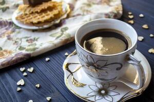ein Tasse von Kaffee und Dessert auf ein rustikal Tisch. foto
